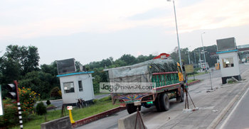 বঙ্গবন্ধু সেতুতে লরির ধাক্কায় ওজন বুথ ভেঙে চুরমার