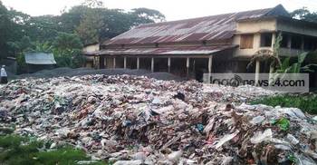 ময়লার গন্ধে অতিষ্ঠ পথচারীরা