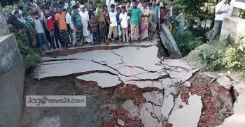 নদীগর্ভে সড়ক : ভোগান্তিতে সাধারণ মানুষ