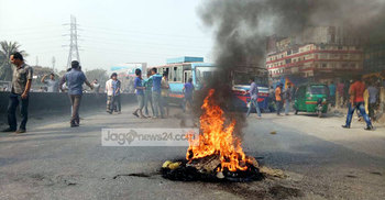জ্বলছে টায়ার : অবরুদ্ধ ঢাকা-চট্টগ্রাম মহাসড়ক