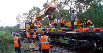 লাইনচ্যুত ট্রেনের উদ্ধার কাজ শুরু : স্টেশন মাস্টার বরখাস্ত
