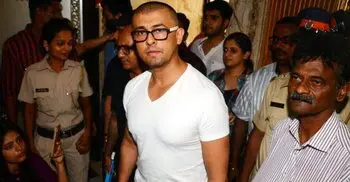 Sonu Nigam shaves head, asks cleric to pay Rs 10L