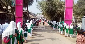 Shariatpur students forced to flank road to welcome minister 