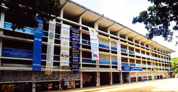 টিএসসিতে আপত্তিকর অবস্থায় ধরা, অতঃপর থানায় প্রেমিকযুগল