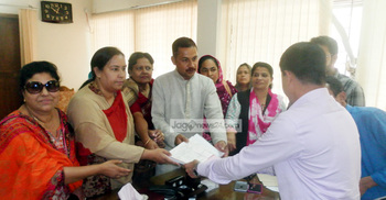 টাঙ্গাইলে মনোনয়নপত্র জমা দিলেন প্রার্থীরা