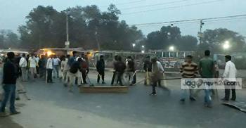 টোল আদায়ের ঘর ভেঙে আগুন দিল শ্রমিকরা