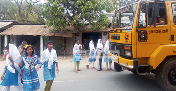 শিক্ষার্থীদের দিয়ে সড়কে চাঁদা তুলছেন শিক্ষক