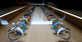 Smartwatch sales show sharp decline, report finds
