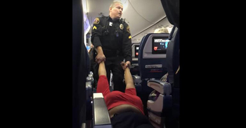 যাত্রীকে টেনে হিঁচড়ে নামিয়ে দিলেন বিমানের নিরাপত্তারক্ষী (ভিডিও)