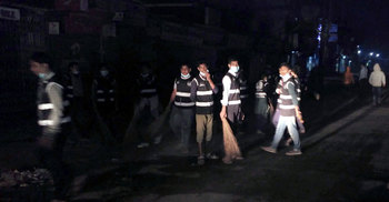 মধ্য রাতে ঝাড়ু-বেলচা নিয়ে রাস্তা পরিষ্কারে তরুণরা