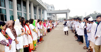 শাস্তি পাওয়া সেই ইন্টার্ন চিকিৎসকের হাতে হ্যান্ডমাইক