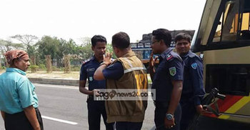 বাসে তল্লাশিকালে পুলিশের ওপর হামলা : গুলিবিদ্ধসহ আটক ২