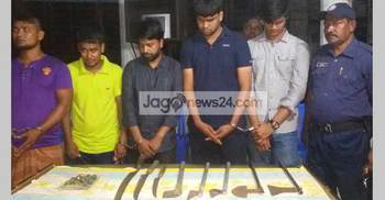 ফরিদগঞ্জে অস্ত্র ও বোমাসহ ৪ ছাত্রলীগকর্মী আটক