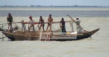 নিবন্ধন প্রদানে চাঁদপুরে জেলেদের নৌকা ও ইঞ্জিনের তালিকা