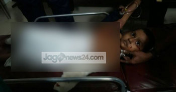 ঘুমের ঘোরে মাকে খুঁজছে শিশুটি