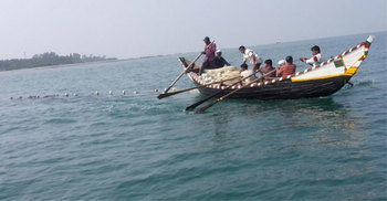 সাগর থেকে ৮ জেলেকে ধরে নিয়ে গেছে মিয়ানমার নৌ-বাহিনী