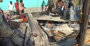 দিনাজপুরে হরিজন পল্লীতে আগুন : আটক ১