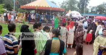 Amusement spots draw huge crowds across country