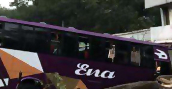 নিয়ন্ত্রণ হারিয়ে রাস্তার পাশে গাছের গুড়িতে ধাক্কা এনার