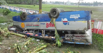 পিকনিকের বাস খাদে পড়ে এনজিও কর্মী নিহত, আহত ৩০