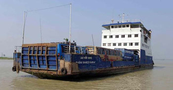 ঘন কুয়াশায় পদ্মায় ফেরি চলাচল বন্ধ