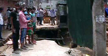 রাজধানীর গ্রিন রোডের সড়কে ধস
