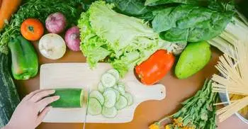 How to eat healthily for the new year on a student budget