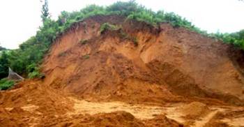 হবিগঞ্জে পাহাড় কাটতে গিয়ে মাটি ধসে নিহত ২