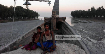সাগরে ফেরার প্রস্তুতি উপকূলের জেলেদের