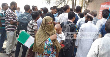 কারাগারে প্রবেশে উপচেপড়া ভিড়