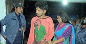 বোমা ফাটিয়ে স্বর্ণের দোকানে ডাকাতিকালে আটক ৫