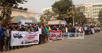 মুখে কালো কাপড় বেঁধে প্রতিবাদে সাংবাদিকরা