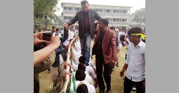 ছাত্রদের পিঠের ওপর দিয়ে হেঁটে যাওয়ার ঘটনায় মামলা