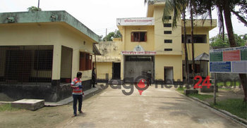 কয়েদিদের মাঝে খেলার সামগ্রী বিতরণ