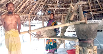 ছেলেকে ডাক্তার বানাতে তেলের ঘানি টানছেন বাবা-মা