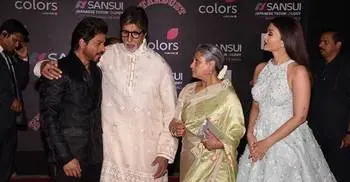 Shah Rukh touching Amitabh and Jaya Bachchan’s feet
