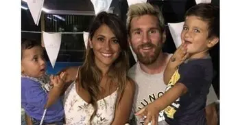 Messi returns to Argentina to spend holidays  
