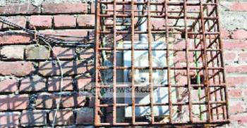 বৈদ্যুতিক মিটার চুরি ঠেকাতে খাঁচার উপদেশ