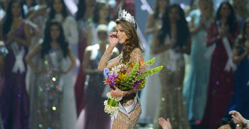 ফরাসী সুন্দরীর মাথায় মিস ইউনিভার্সের মুকুট