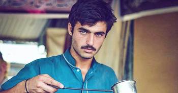 Blue-eyed Pakistani tea seller becomes internet sensation 