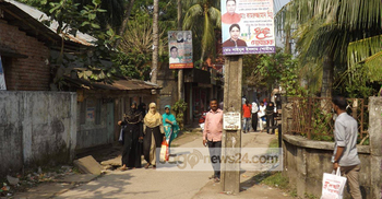 পল্লী বিদ্যুতের যত্রতত্র খুঁটিতে জনদুর্ভোগ