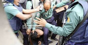 সাংবাদিকদের ওপর হামলা : পুলিশের বিরুদ্ধে মামলা