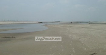 ফারাক্কা বাঁধ নির্মাণের পর চাঁপাই অংশে পদ্মা এখন মৃত