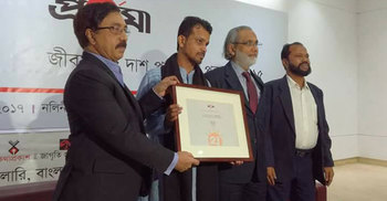 কবি রাসেল রায়হানের জীবনানন্দ দাশ পুরস্কার গ্রহণ