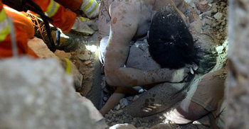 জীবন দিয়ে তিন বছরের মেয়েকে বাঁচালেন বাবা