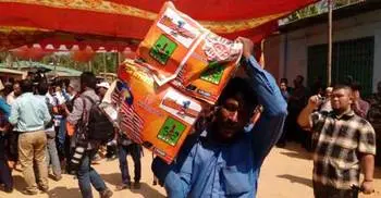 রোহিঙ্গাদের মধ্যে ত্রাণ বিতরণ শুরু