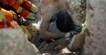 Father’s last embrace saves girl in China building collapse 