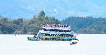9 dead after tourist boat sinks in Colombia