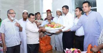 প্রধানমন্ত্রীর ফুল ও মিষ্টি পেলেন যুদ্ধাহত মুক্তিযোদ্ধারা