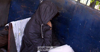 হুডি টেনে মুখ ঢাকেন তারেক সাঈদ